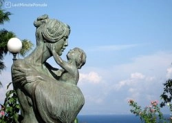 Vikend putovanja - Amalfi obala - Hoteli: Statua majka i dete